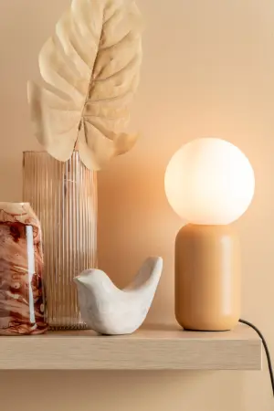 presenttime-bird-long-tale-fa-mangofa-feher-madar-szobor-nappali-dekoracio-design