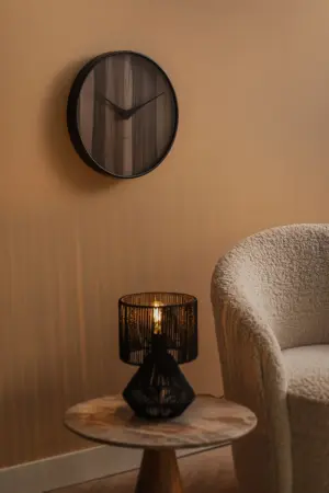 forma-asztali-lampa-csikos-fekete-nappali